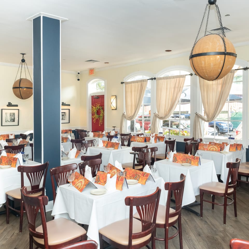 Dining room at Das Ethiopian Cuisine.