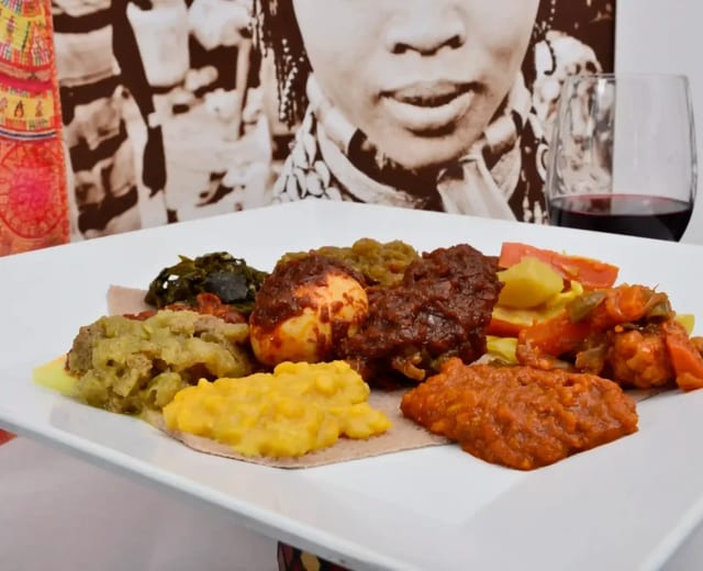 Das Chicken and Beef Combination Sampler.